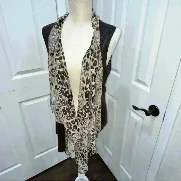 Chicos Easy wear Shirt/ vest 2 piece Set Size 1  Faux Suede Vest Abstract Animal - Picture 10 of 11